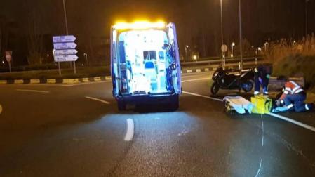 El motorista, atendido en la ronda a la altura de Ansoáin.
