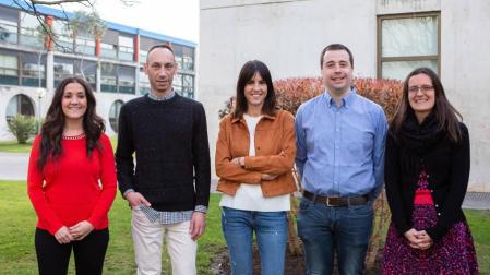 Doctores y doctoras premiados, en el campus de Arrosadia de la UPNA. De izda. a dcha., Lucía Garcés Galdeano, Iván Martínez Baz, Ainara López Maestresalas, Mikel Bravo Acha y Patricia Aranguren Garacochea. Falta en la foto Miguel Rodríguez de Vera Mouliáa.