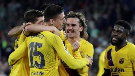 Los jugadores del Barcelona celebran su tercer gol, obra de Lenglet.