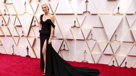 Con Charlize Theron a la cabeza, el negro triunfa en la alfombra roja de los Oscar