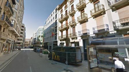 Una fuga de agua obliga a cortar la calle Paulino Caballero, en Pamplona