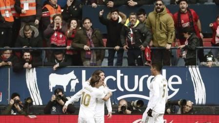 Sergio Ramos celebra su gol en El Sadar junto a Modric y Varane.
