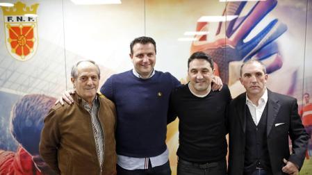 Jesús Corera y los directores deportivos César Palacios (Numancia), Braulio Vázquez (Osasuna) y Fran Garagarza (Eibar), antes de comenzar el coloquio en la sede de la Federación Navarra de Fútbol.