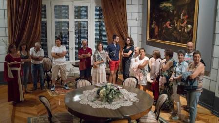 Asistentes a una visita nocturna teatralizada, en el salón principal de la fortaleza.