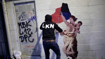 El artista LKN coloca el dibujo en homenaje a Maider Irisarri, anoche en la calle Nueva junto a la plaza San Francisco de Pamplona.
