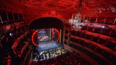 El Teatro Romolo Valli de Reggio Emilia fue el escenario elegido por la escudería italiana para presentar su nuevo monovolumen y al equipo de la temporada 2020, este martes 11 de febrero.