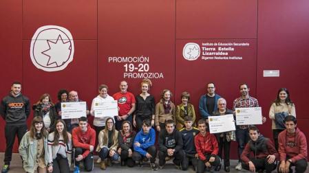 Los alumnos que viajarán al Sahara, con profesores implicados en la iniciativa solidaria y representantes de entidades que reciben las ayudas.