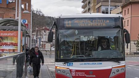 Un servicio de Tierra Estella Bus, este martes en la parada próxima a la estación de autobuses de Estella.