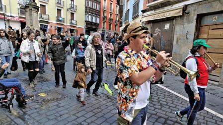 El pasacalles de carnaval es uno de los recurrentes por estas fechas en el Casco Viejo.