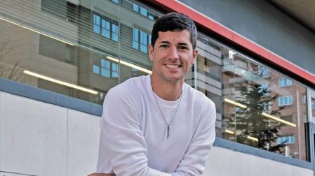 Ioseba Fernández, en el barrio de San Juan, a su regreso de la experiencia en Indonesia.