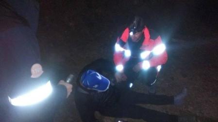 Los bomberos auxilian a un peregrino que se encontraba exhausto y deshidratado
