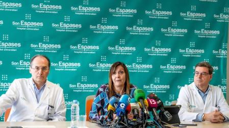 El jefe de Medicina Interna del hospital Son Espases, Javier Murillas; la directora general de Salud Pública y Participación, Maria Antònia Font; y el jefe de Microbiologia del hospital Son Espases, Jordi Reina, en Palma de Mallorca.