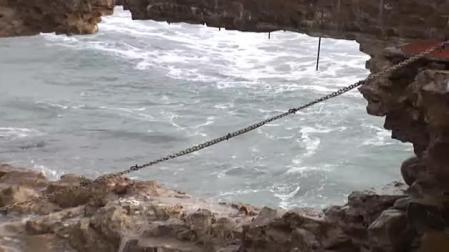 Video: Parte del muro del muelle de Zarautz se viene abajo, dejando un enorme agujero
