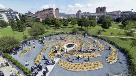 Se encuentra ubicado en el parque de Yamaguchi de Pamplona