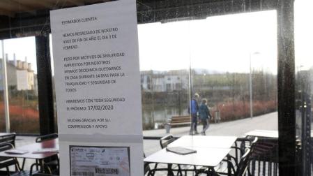 Un cartel anuncia de la cuarentena voluntaria de los propietarios.