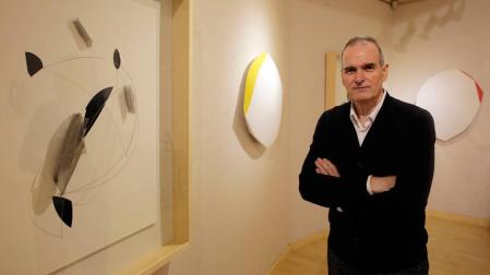 Curvas que evocan abrazos en la muestra 'Formas y Volumenes', de Iñaki Ormaechea