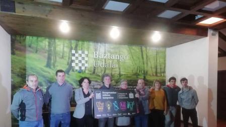 Agentes participantes en la campaña de compromisos 'Arras Baztan' flanquean al alcalde, Joseba Otondo, en la presentación de este miércoles.