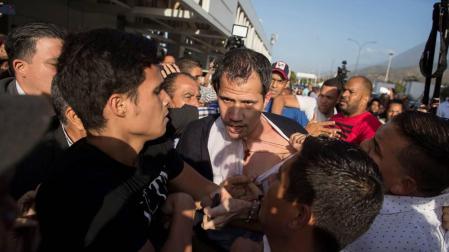 Guaidó recibe una paliza de una muchedumbre chavista al llegar a Caracas