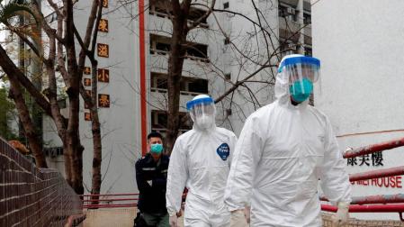 Trabajadores de emergencias en la evacuación de un edificio por dos casos de coronavirus