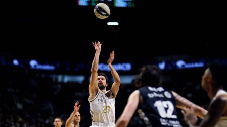 El base del Real Madrid Sergio Llull lanza a canasta durante el partido de cuartos de final de la Copa del Rey de baloncesto.