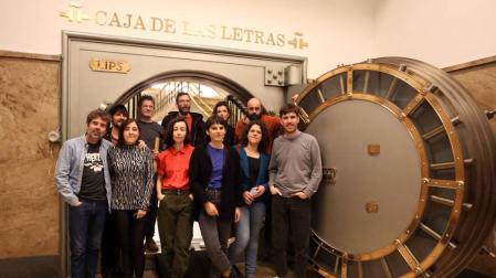 Los ganadores de todas la ediciones ayer en el Instituto Cervantes. Detrás, de izda. a dcha., David Aguilar, Txus Domínguez, Vicente Vázquez, Uxue Arrieta y Velasco Brocas; delante, Jorge Tur, María Cañas, Xiana do Teixeiro, Maddie Barber, Francina Verdes y Aitor Gametxo.