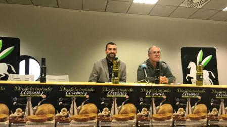 Ángel Moleón, alcalde de Arróniz, y Pedro Luis González, presidente del trujal Mendía, este jueves en la presentación.