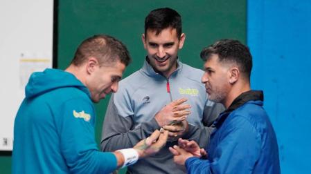 Aimar Olaizola y Mikel Urrutikoetxea sonreían este jueves en compañía de Gorostiza, intendente de Baiko.