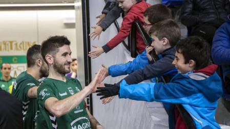 El capitán Roberto Martil, que saluda a los jóvenes aficionados, vivirá este viernes su primer partido tras anunciarse que continuará en el Xota tres temporadas más.