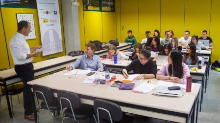 Estudiantes, en clase en la UPNA.