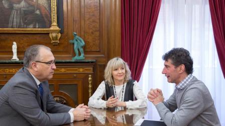 El alcalde de Pamplona recibe a la Fundación Remonte Euskal Jai Berri