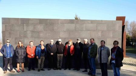 Reparan el muro de los fusilados en el Parque de La Memoria