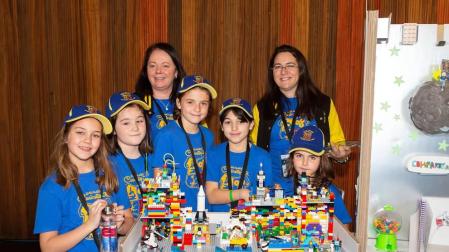 La novena edición de la First Lego League de Navarra (de 10 a 16 años) y la segunda edición de la versión junior (de 6 a 9 años), reunió en Baluarte a una treintena de equipos a los que se propuso dos retos diferentes según edades: 'Into Orbit' y 'Mission Moon'. Una experiencia que ha transportado a los participantes al espacio con el objetivo de poner en juego su capacidad de ideación a través de la ciencia, la tecnología, la ingeniería y las matemáticas.