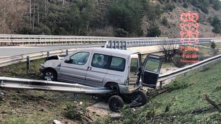Ileso tras salirse de la autopista a la altura de Barásoain