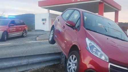 Aparca para repostar sin el freno de mano y el coche le pasa por encima del pie