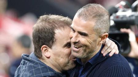 El entrenador de Osasuna, Jagoba Arrasate, saluda a su homólogo en el Athletic, Gaizka Garitano.