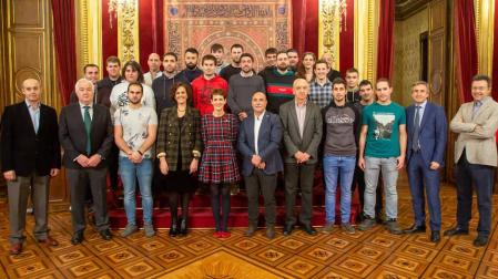 Chivite y el resto de autoridades junto a los participantes en el Campus de Jóvenes Cooperativistas de Navarra