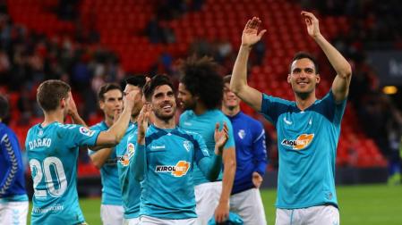 Los jugadores de Osasuna miran a lo alto donde la afición osasunista disfrutaba con el importante triunfo del equipo navarro.