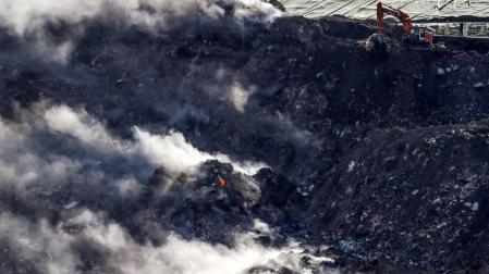 El Gobierno vasco espera que se pueda apagar el fuego de Zaldibar pronto
