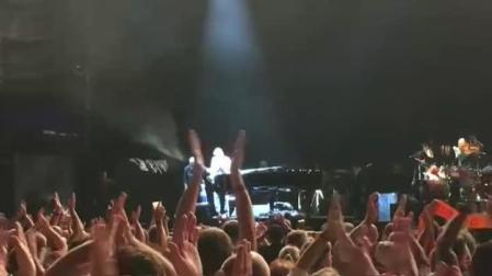 Elton John abandona el escenario entre lágrimas al quedarse sin voz