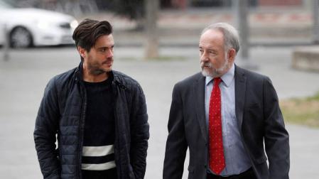 El expresidente de la Fundación Osasuna, Diego Maquírriain, conversa con su abogado a su llegada, el lunes, al Palacio de Justicia de Navarra.