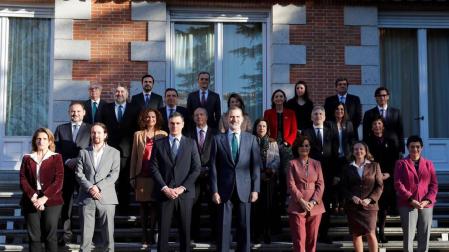Felipe VI preside su primer Consejo de Ministros de un Gobierno de coalición