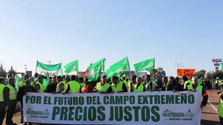Los agricultores extremeños colapsan la A-5 y la A-66
