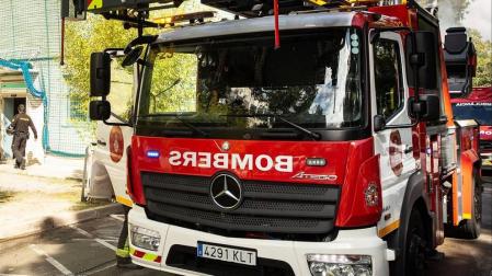 Quince heridos, cuatro de ellos graves, en el incendio de un piso en Barcelona