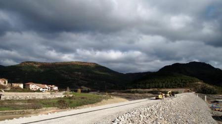 Vista de la presa aguas abajo, en el propio vaso del embalse de Itoiz.