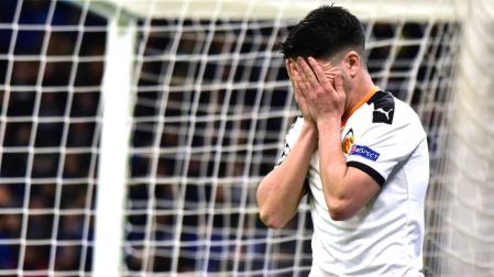 Carlos Soler se lamenta tras fallar una ocasión en el partido contra el Atalanta.