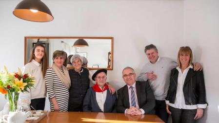 El alcalde de Pamplona visita al centenario Rafael Ruiz Jorajuría