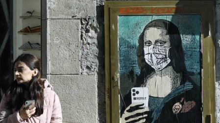 El artista Tvboy retrata en Barcelona a la Gioconda con mascarilla y móvil