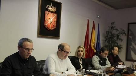 Desde la izda.: Javier Larrea (alcalde de Oroz-Betelu), Ángel Unzué (Aoiz), Virginia Magdaleno (presidenta de la comisión parlamentaria de Cohesión Territorial), Carlos Oroz (Arce) y Roberto Zazpe (Lónguida).