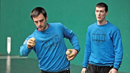 Los actuales campeones del Parejas, Elezkano II-Rezusta, volvieron a coincidir en la elección de material celebrada ayer en el Labrit.
