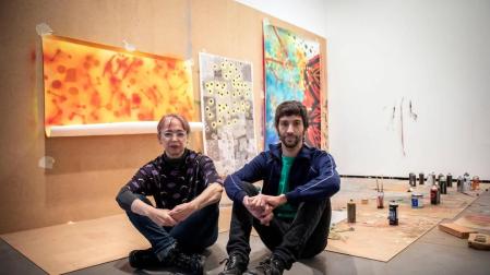 Dos artistas frente a las máquinas